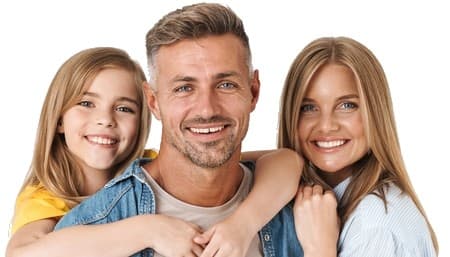 Glückliche Familie, die ihr Projekt dank eines Privatkredits in Luxemburg verwirklicht hat