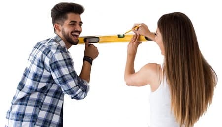 Couple heureux préparant la rénovation de sa maison grâce à un prêt travaux